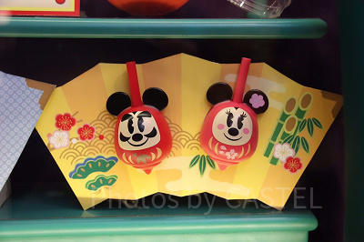 ミッキーだるま（左）