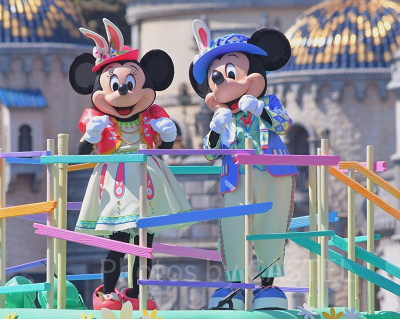 ディズニー・イースターのコスチュームを着たミッキーミニー