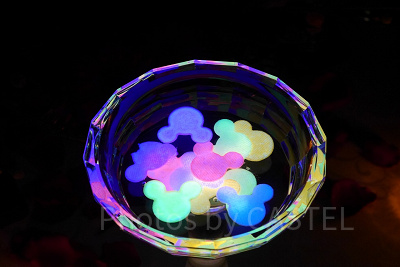 水に入れると発光するミッキーの紙。