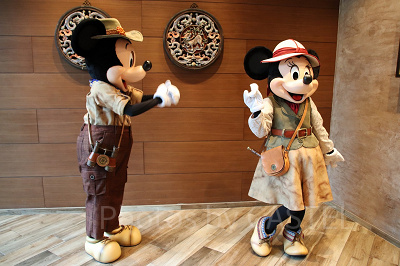 キスしてほしいミッキーと焦らすミニー