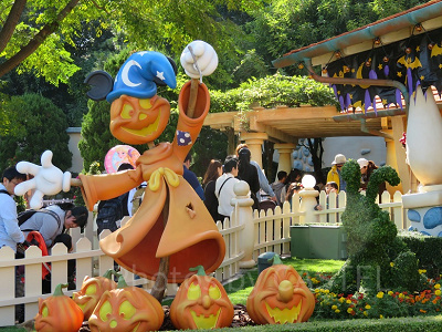 たくさんのゲストでにぎわうミッキーの家とミート・ミッキー