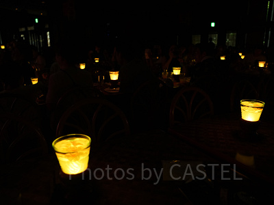 ミッキーのレインボールアウ：ゲストのテーブルのランプがライトアップ！