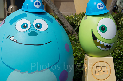 モンスターズ・インクのヘルメットをかぶるマイクとサリー