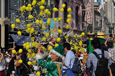 ミニオンカラーの風船が舞う/ミニオン・ハチャメチャ・クリスマス・パーティー