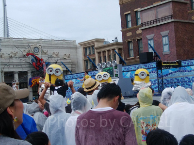 ミニオンクールファッションショー/ダウンジャケット姿のミニオン