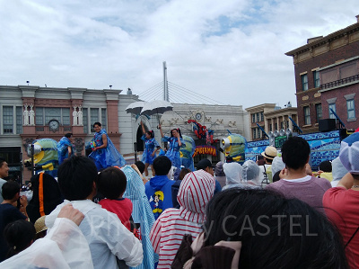 ミニオンクールファッションショー/レインコート姿のミニオン