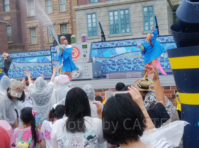 ミニオンクールファッションショー/モデルたちが強烈な勢いの水を噴射