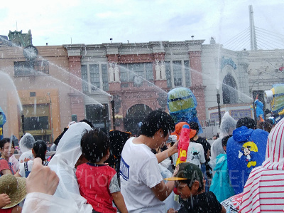 ミニオンクールファッションショー/ミニオンもビショ濡れに