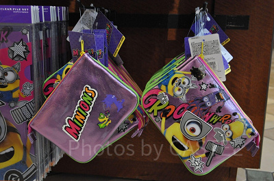 ミニオンのメタリックポーチ