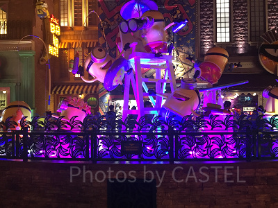 ミニオンパークの噴水のミニオン