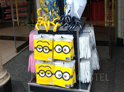 ミニオンレインポンチョ　ケビン（左）ボブ（右）