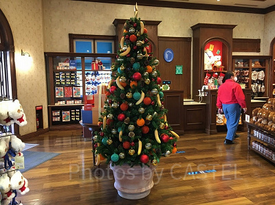 ミニオンのショップはバナナのクリスマスツリー(2020年)