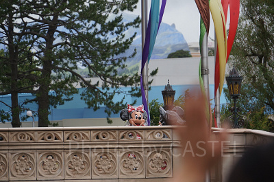 ミッキーと向き合っているミニーちゃん