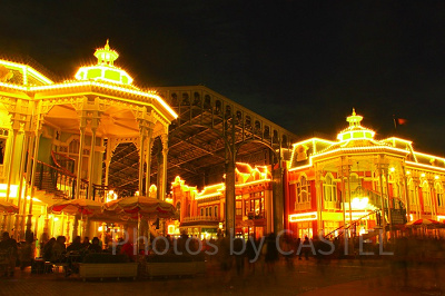 クリスマス期はさらに美しいイルミネーションが設置されます