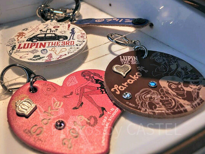 ネームタグ（左）、キーホルダー（茶、右）、キーホルダー（カラー、上）