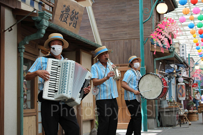 郷愁!商店街チンドンバンド!の演奏