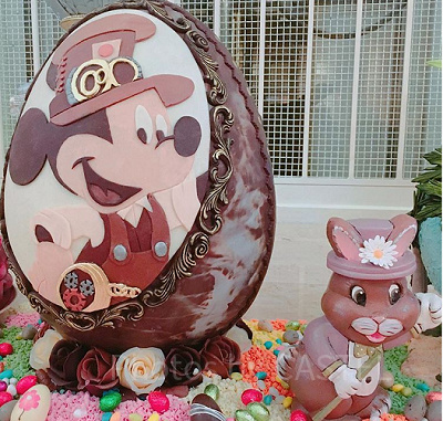 本体はもちろん、土台のバラも、ウサギも、カラフルな装飾もチョコレート！！