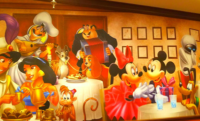 壁にはディズニーの色んなキャラが一緒に食事してる絵が描いてあります