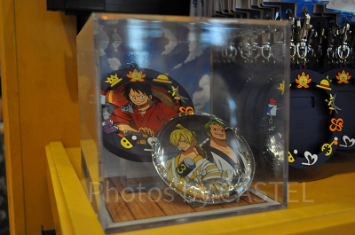 ワンピースの缶バッジケースキーホルダー（装着見本）