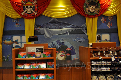 ワンピースグッズ販売ディスプレイ／USJ