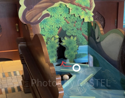 右側のガードにボールを沿わせながら落とし穴の右側をすり抜けます