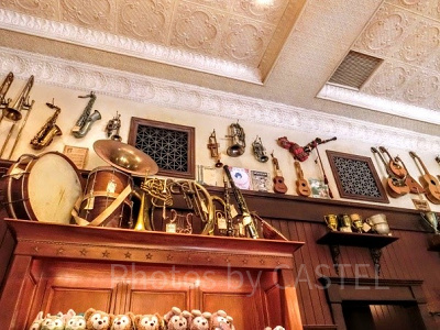 棚の上に物がたくさんある質屋エリア