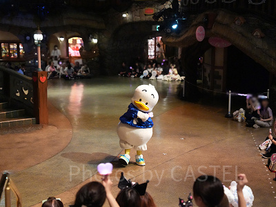 ミラクルギフトパレードのプレショーに登場したあひるのペックル