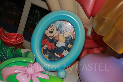 ミッキーとの思い出の写真や、映画『ファンタジア』のワンシーンも飾ってあります