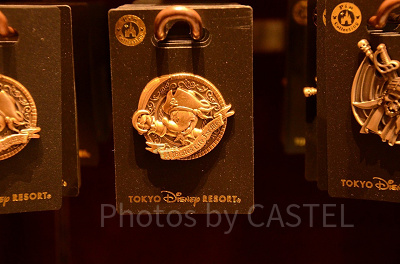 海賊ミッキーデザインのピンバッジ（パイレーツトレジャー）