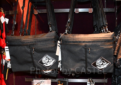 海賊ミッキーモチーフのサコッシュ（パイレーツトレジャー）