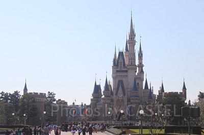 シンデレラ城を正面に見るプラザ側