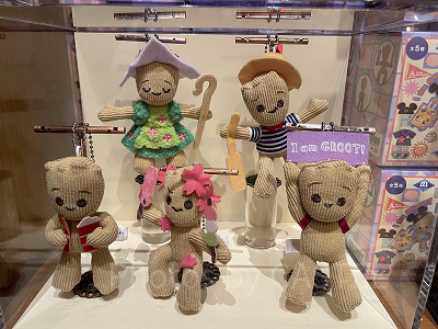 ぬいぐるみチャーム(イッツ・ア・スモールワールドwithグルートグッズ)