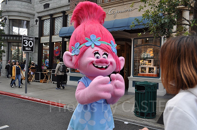 ゲストとグリーティングする映画『トロールズ』のポピー