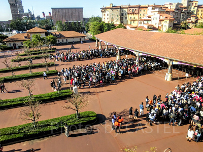 持ち物検査待ちの列