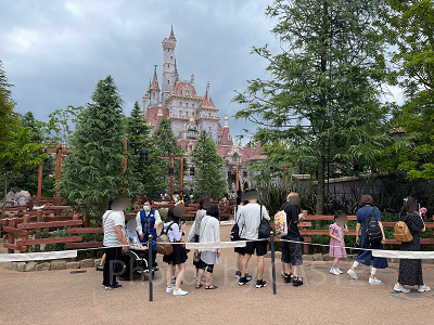 美女と野獣“魔法のものがたり”の待ち列（2022年7月11時20分ごろ）