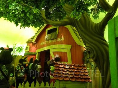 ミートミッキーの待ち列。細部まで凝っていて楽しい～！