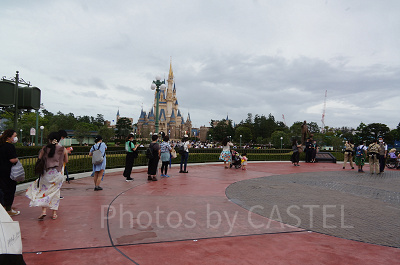 銅像前で写真撮影をしてもらうための列