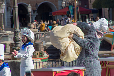 料理をするレミー