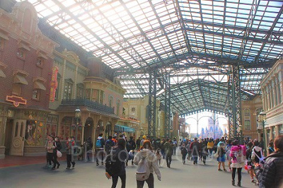 ディズニーランドでお酒が飲めるレストラン