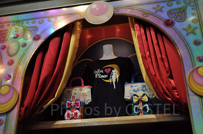 セーラームーングッズのディスプレイ／USJ