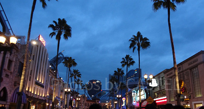 夕暮れの中にぎわうUSJの風景