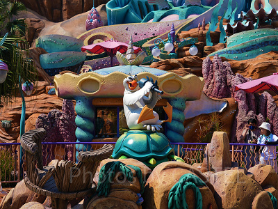 望遠鏡をのぞくスカットル