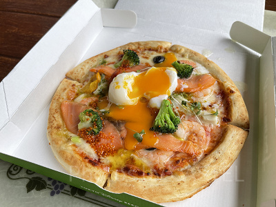 シーフードピッツァ(エッグ＆サーモントラウト)