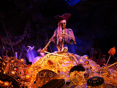 海賊のガイコツたちを眺める