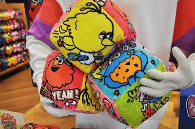 セサミストリートグッズ「POP EMOTION!」キューブ型クッション