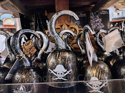 上海ディズニーカリブの海賊グッズ：海賊のかぎづめおもちゃ