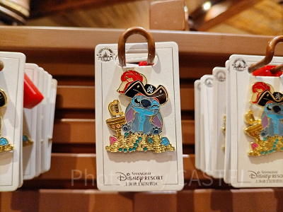 上海ディズニーカリブの海賊グッズ：海賊スティッチのピンバッジ