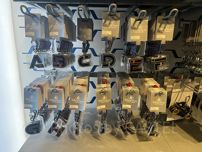 上海ディズニートロングッズ:カラビナ付アルファベットキーチェーン