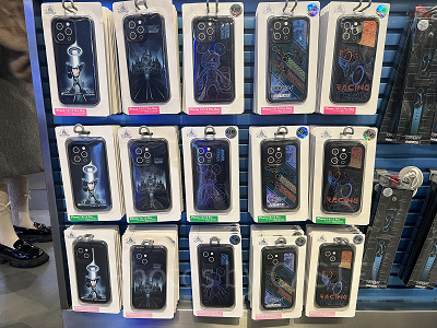 上海ディズニートロングッズ：トロンのスマホカバー