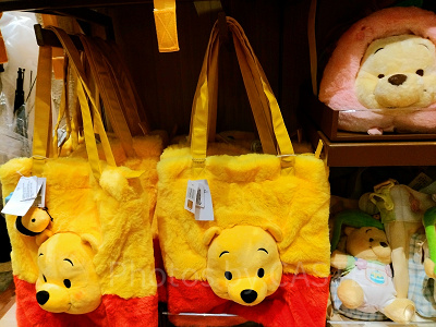 上海ディズニーくまのプーさんグッズ:プーさんのふわふわかばん